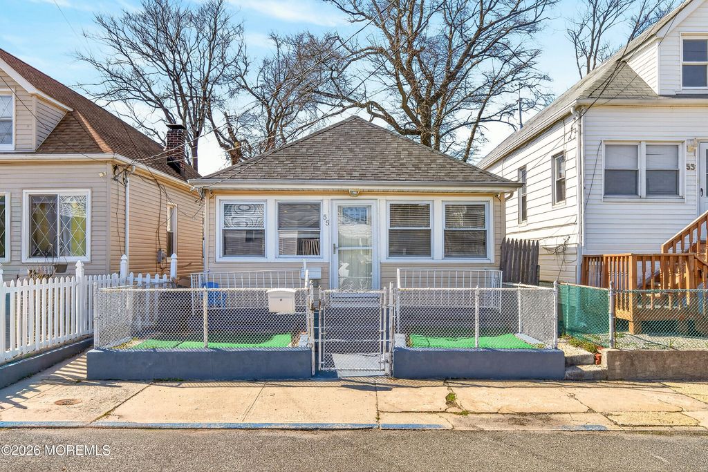 55 Pineview Avenue, Keansburg, NJ 07734