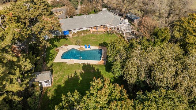 3670 S Newmark Avenue, Sanger, CA 93657