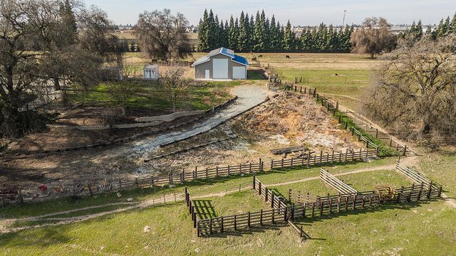 3670 S Newmark Avenue, Sanger, CA 93657