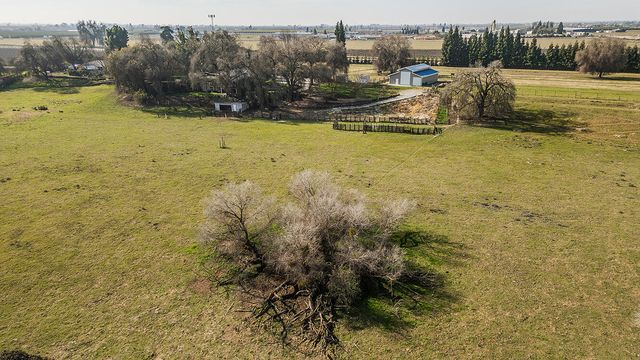 3670 S Newmark Avenue, Sanger, CA 93657