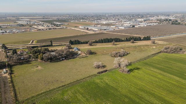 3670 S Newmark Avenue, Sanger, CA 93657