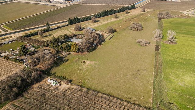 3670 S Newmark Avenue, Sanger, CA 93657