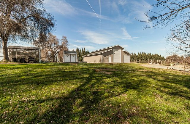 3670 S Newmark Avenue, Sanger, CA 93657