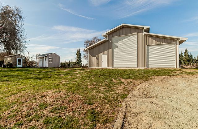3670 S Newmark Avenue, Sanger, CA 93657