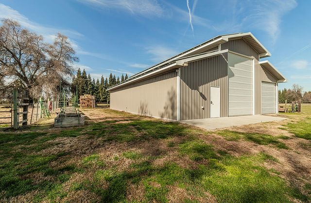 3670 S Newmark Avenue, Sanger, CA 93657