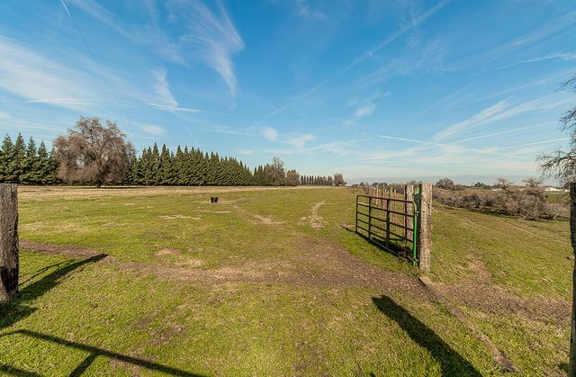 3670 S Newmark Avenue, Sanger, CA 93657