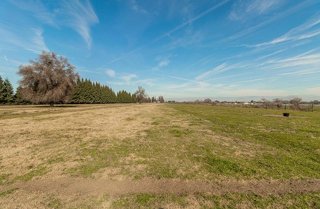 3670 S Newmark Avenue, Sanger, CA 93657