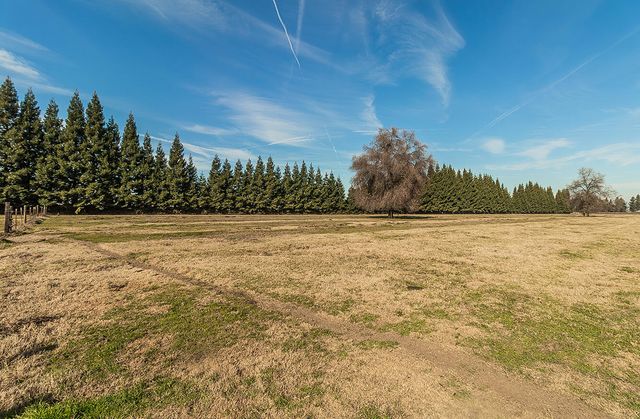 3670 S Newmark Avenue, Sanger, CA 93657