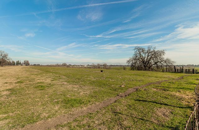 3670 S Newmark Avenue, Sanger, CA 93657