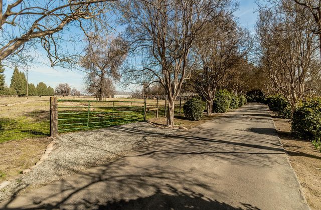 3670 S Newmark Avenue, Sanger, CA 93657