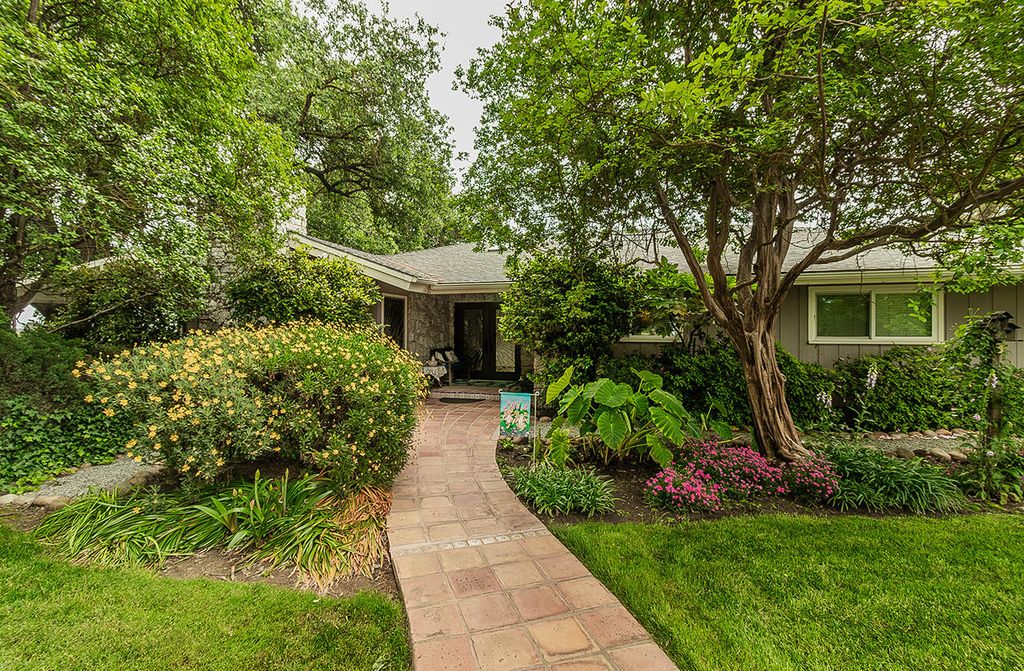 3670 S Newmark Avenue, Sanger, CA 93657