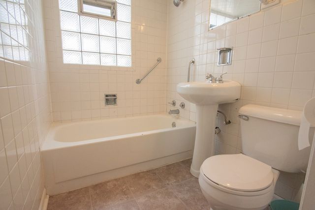 1068 Leith Avenue, Waukegan, IL 60085