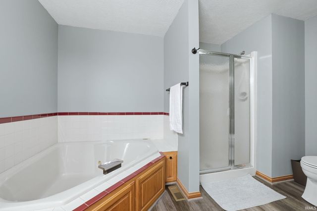 9827 Crown Point Drive, Fort Wayne, IN 46804