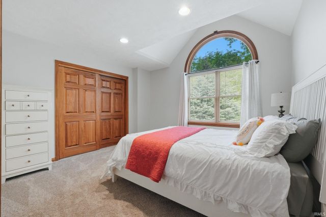 9827 Crown Point Drive, Fort Wayne, IN 46804