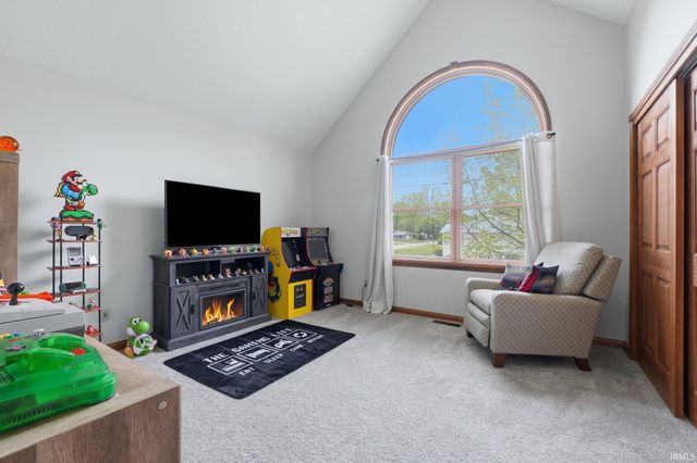 9827 Crown Point Drive, Fort Wayne, IN 46804