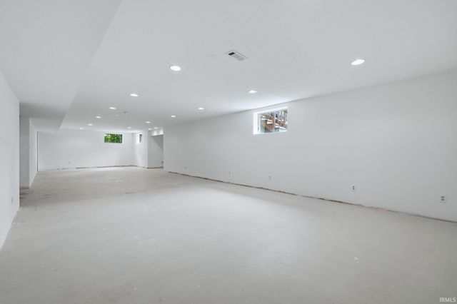 9827 Crown Point Drive, Fort Wayne, IN 46804