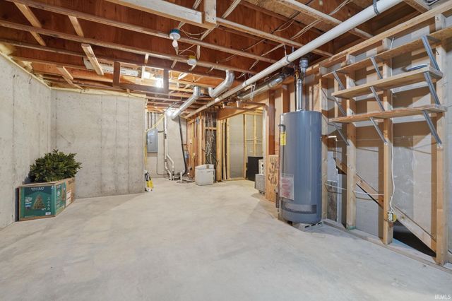 9827 Crown Point Drive, Fort Wayne, IN 46804