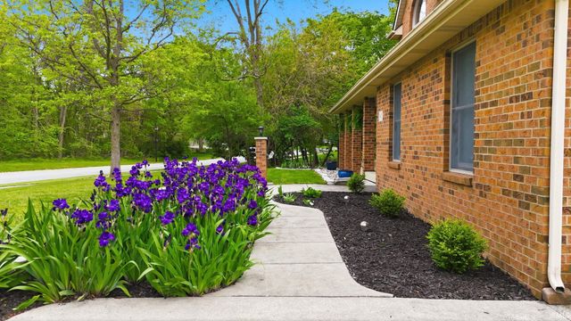 9827 Crown Point Drive, Fort Wayne, IN 46804