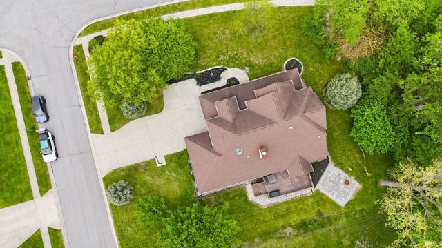 9827 Crown Point Drive, Fort Wayne, IN 46804