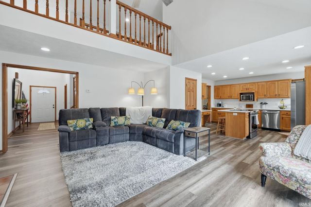 9827 Crown Point Drive, Fort Wayne, IN 46804