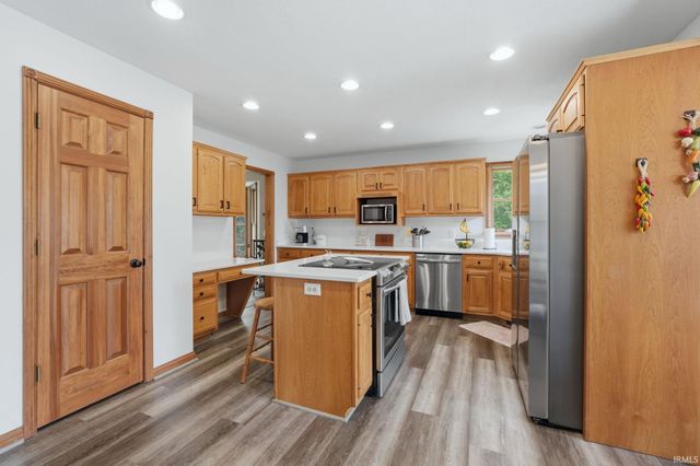 9827 Crown Point Drive, Fort Wayne, IN 46804