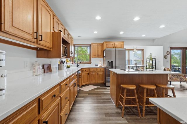 9827 Crown Point Drive, Fort Wayne, IN 46804