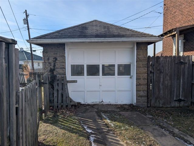 627 Kimball Ave, New Kensington, PA 15068