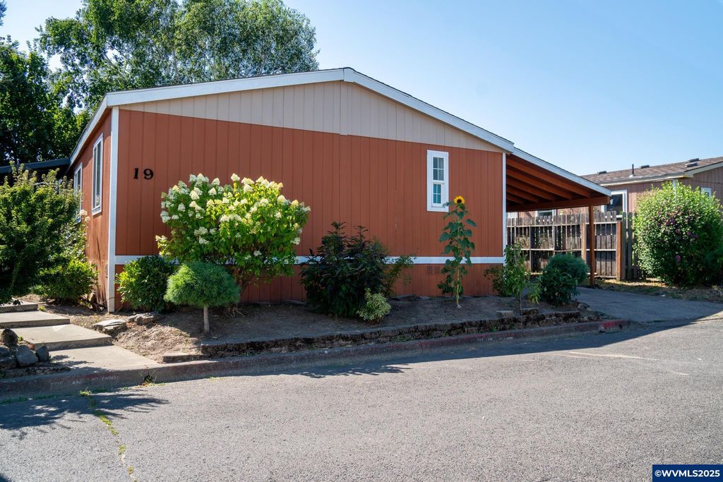 Image 1 of property listing at 300 S Everest Rd 19, Newberg, OR 97132