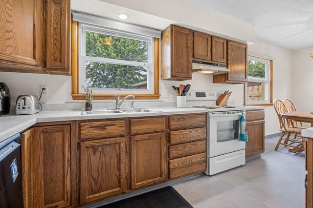 426 3rd Avenue E, West Fargo, ND 58078