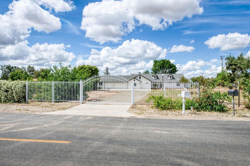 Image 1 of property listing at 16564 Monreal Road, Madera, CA 93636