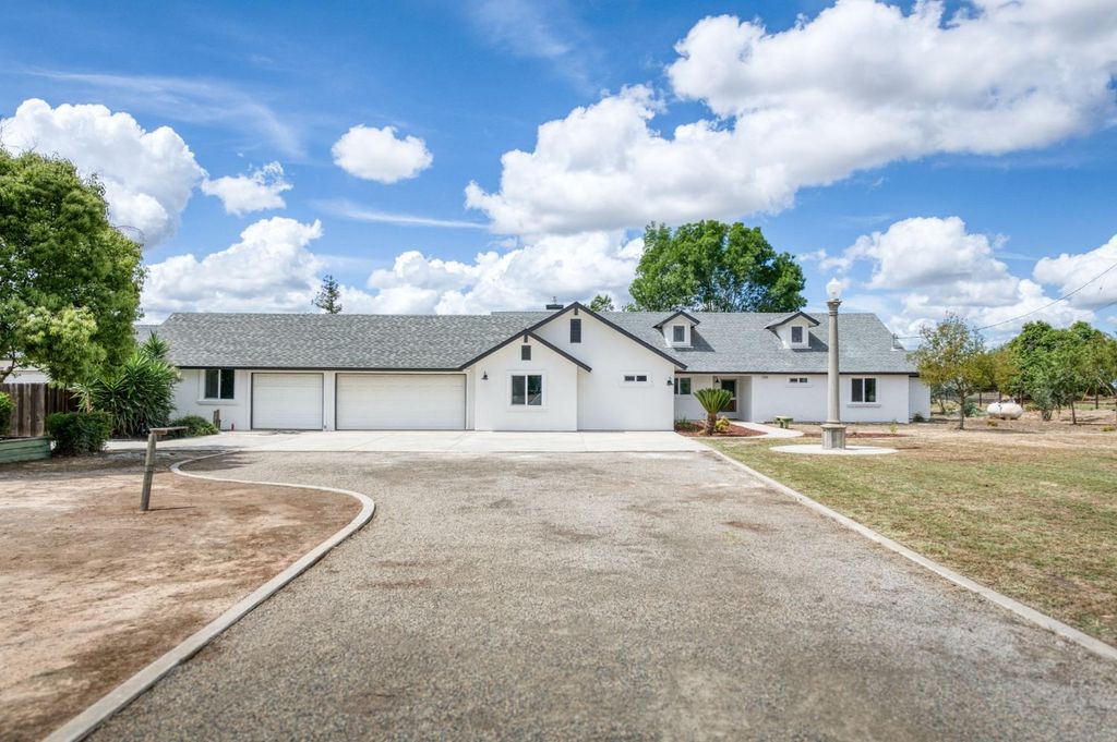 Image 2 of property listing at 16564 Monreal Road, Madera, CA 93636