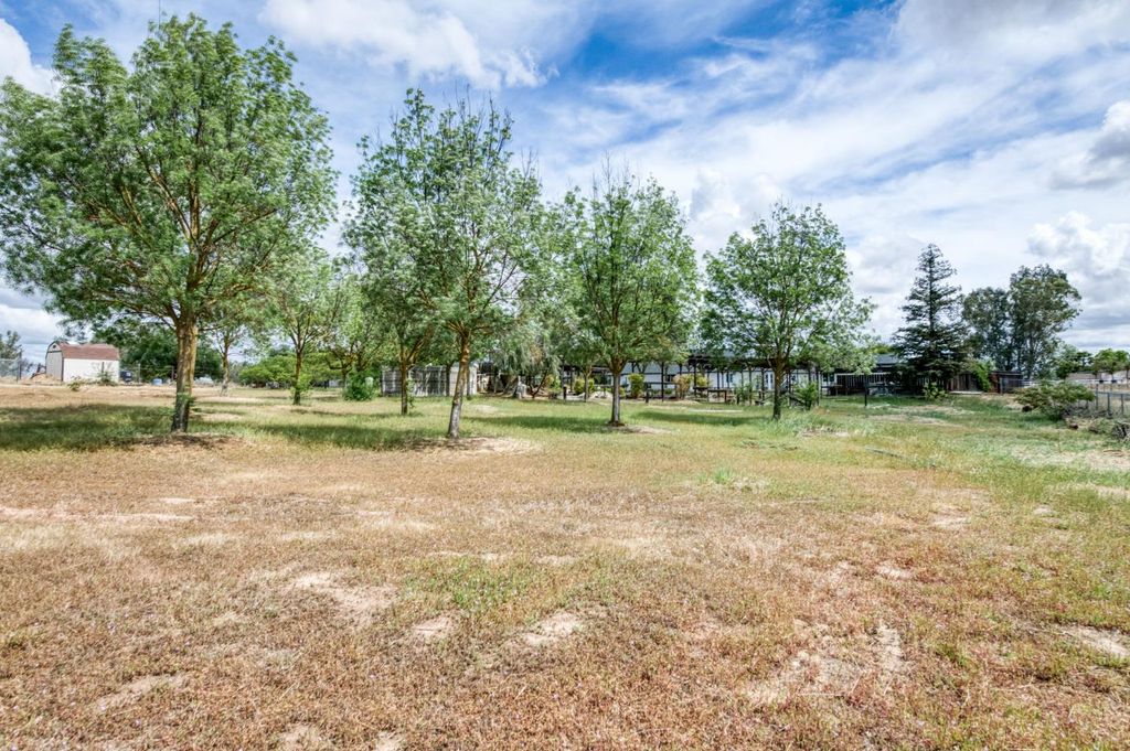 Image 23 of property listing at 16564 Monreal Road, Madera, CA 93636