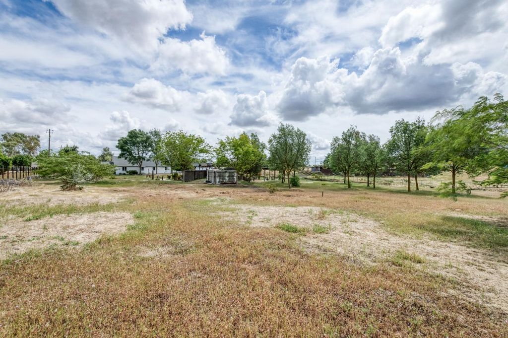 Image 24 of property listing at 16564 Monreal Road, Madera, CA 93636