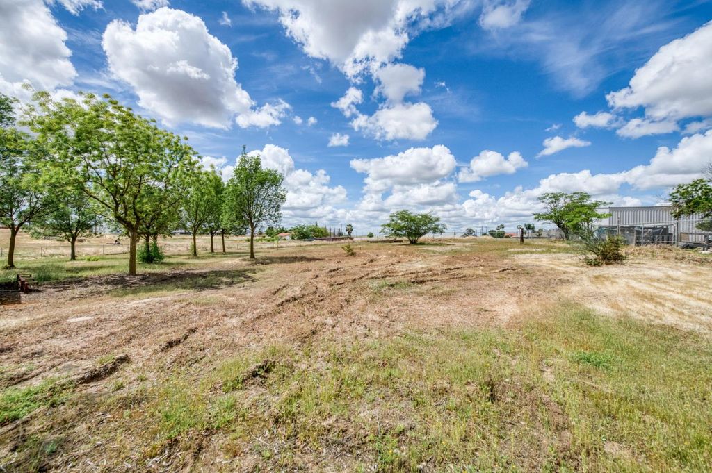 Image 25 of property listing at 16564 Monreal Road, Madera, CA 93636