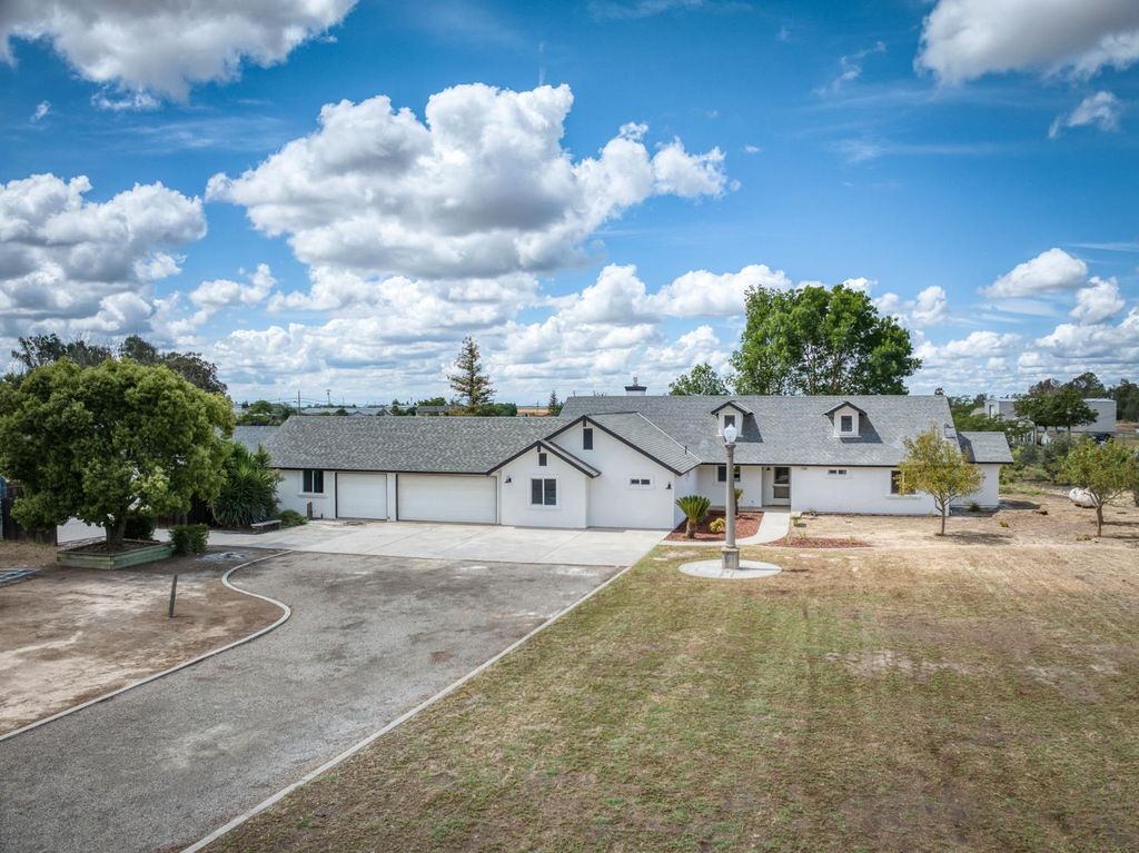 Image 3 of property listing at 16564 Monreal Road, Madera, CA 93636