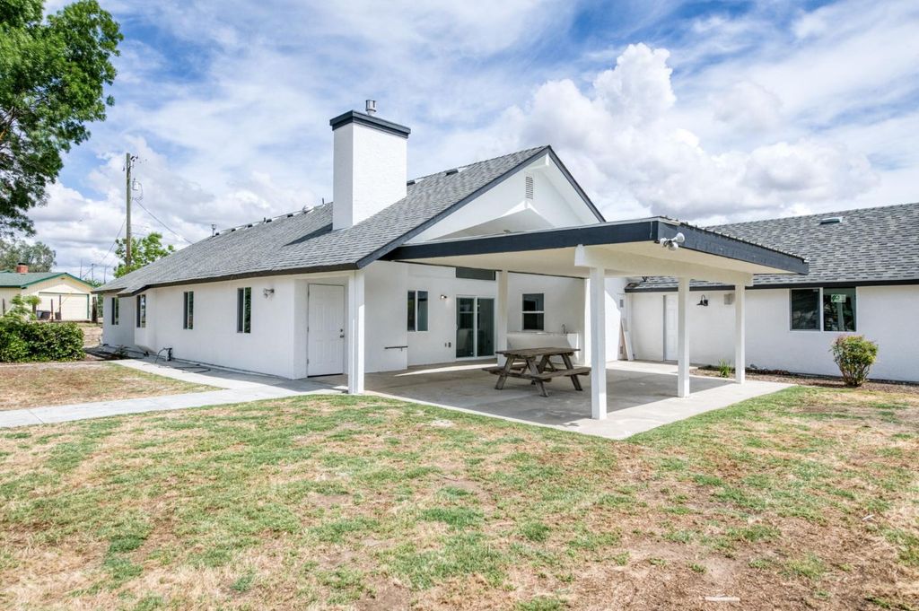 Image 30 of property listing at 16564 Monreal Road, Madera, CA 93636