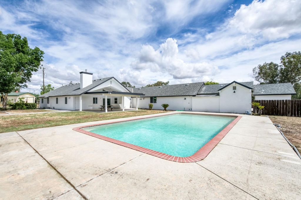 Image 31 of property listing at 16564 Monreal Road, Madera, CA 93636