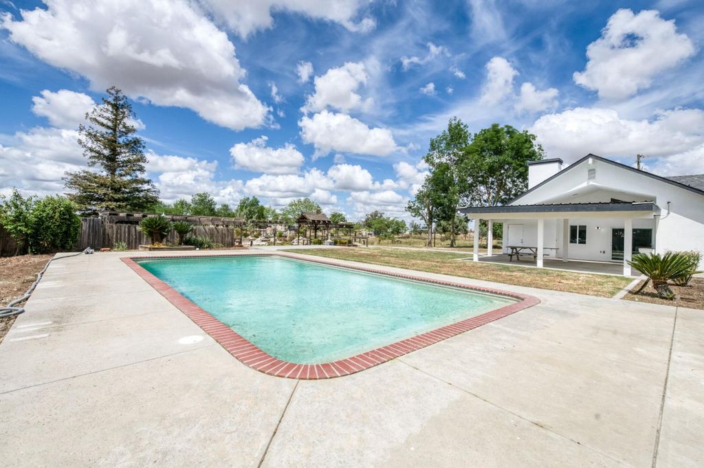 Image 32 of property listing at 16564 Monreal Road, Madera, CA 93636
