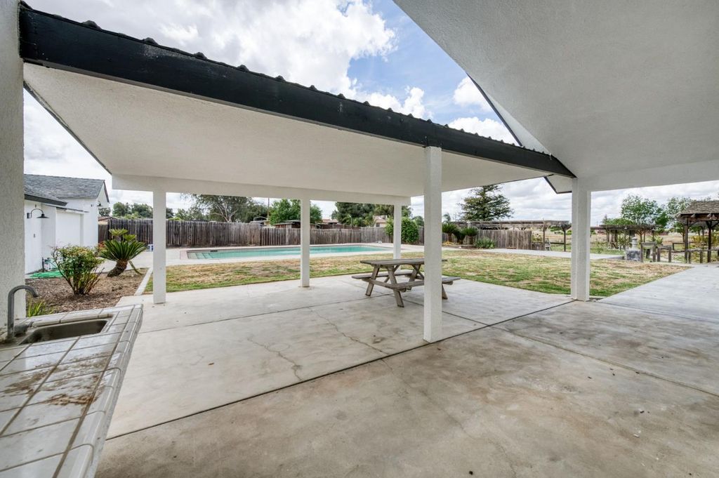 Image 33 of property listing at 16564 Monreal Road, Madera, CA 93636