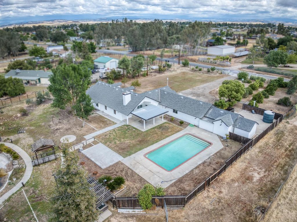 Image 4 of property listing at 16564 Monreal Road, Madera, CA 93636