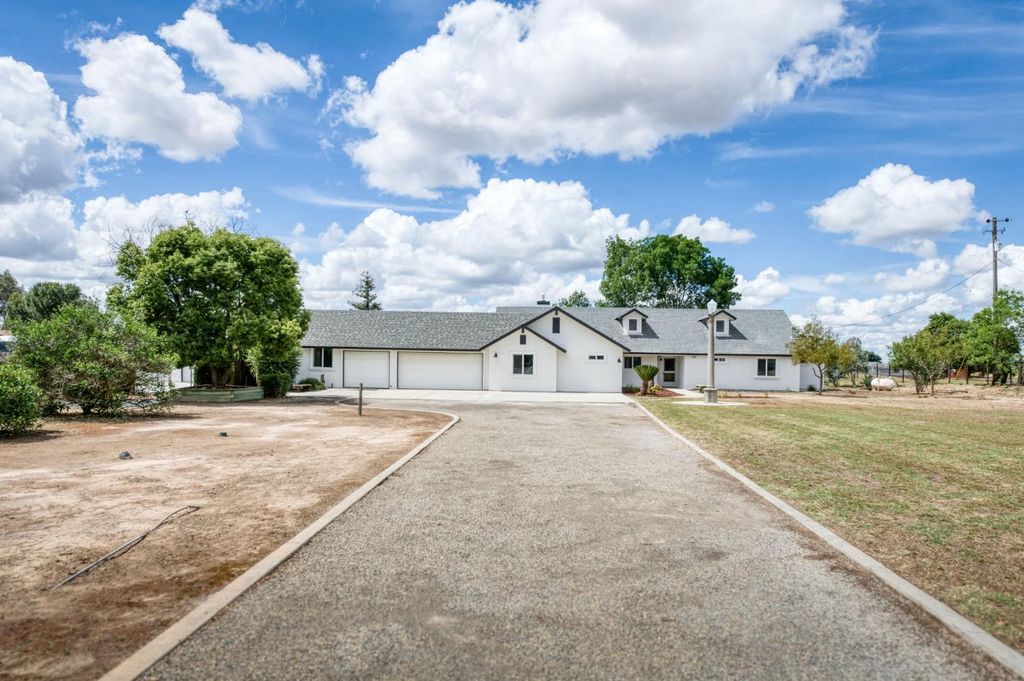Image 52 of property listing at 16564 Monreal Road, Madera, CA 93636