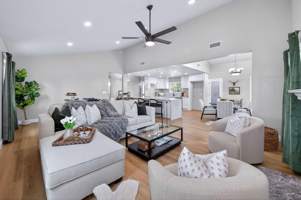 Image 7 of property listing at 16564 Monreal Road, Madera, CA 93636
