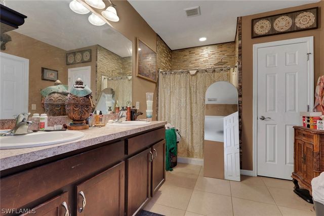 3440 Acapulco CIR, Cape Coral, FL 33909