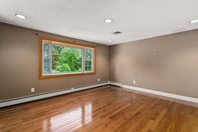 10 Millbrook Dr, Plainville, MA 02762