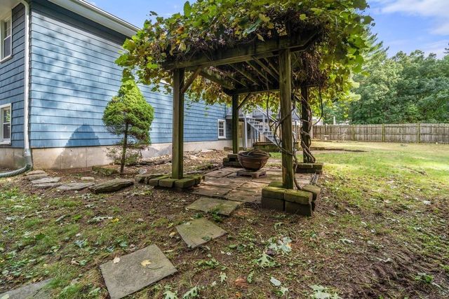 10 Millbrook Dr, Plainville, MA 02762