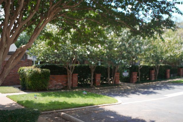 1349 Roaring Springs Road, Fort Worth, TX 76114