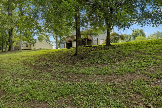 1044 Winding Way Dr, White House, TN 37188