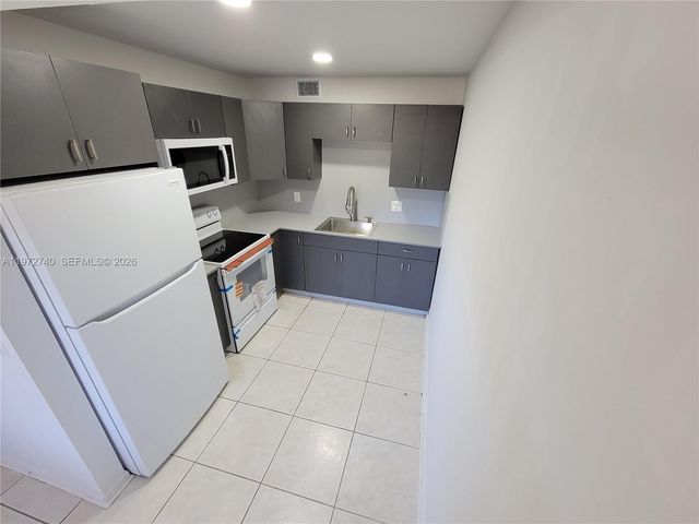 300 SW 134th Way 113E, Pembroke Pines, FL 33027