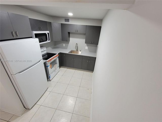 300 SW 134th Way 113E, Pembroke Pines, FL 33027