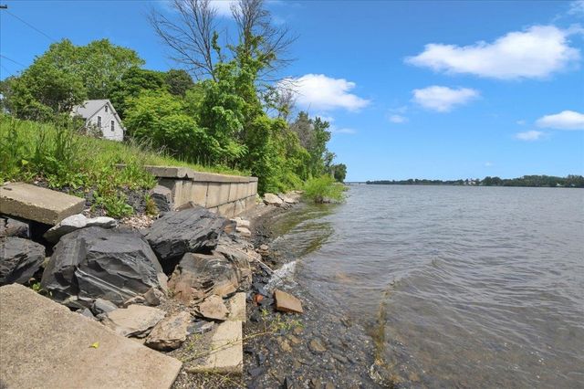 66 Poor Farm Road, Alburgh, VT 05440